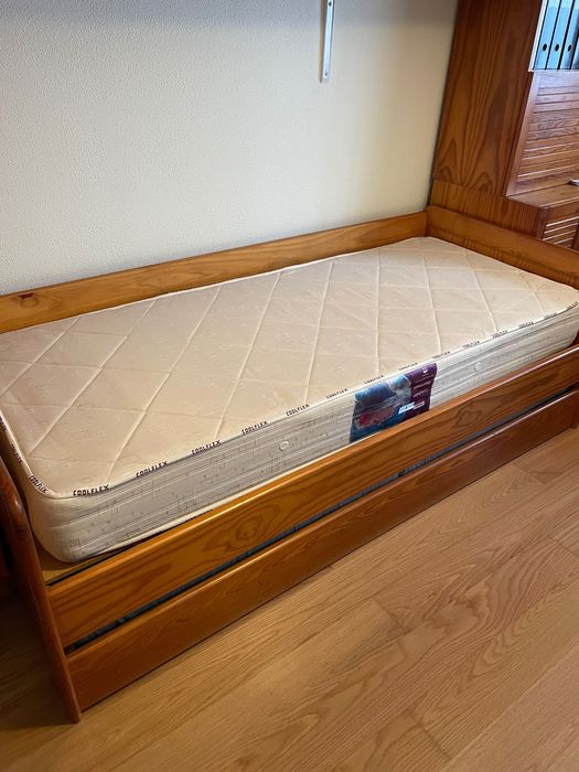 Camas em madeira de pinho e colchões