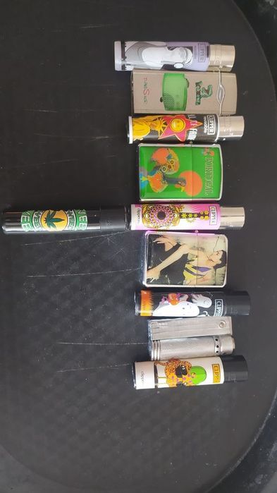 Selos, isqueiros, porta chaves, relógios, galhardetes e livros faturas