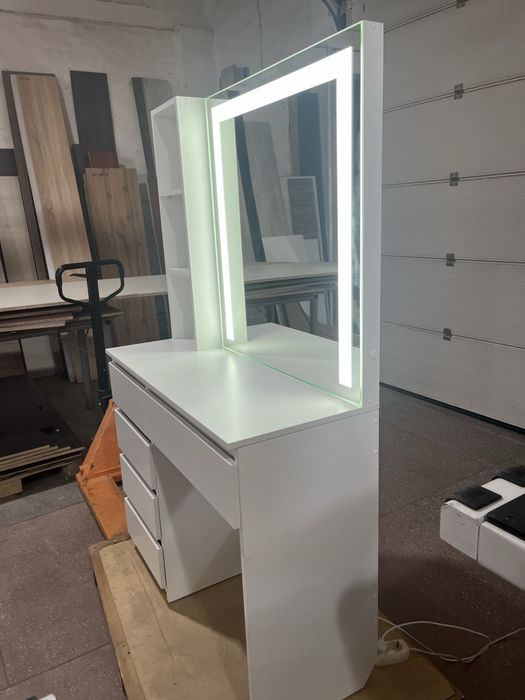 Туалетний столик з підсвіткою косметичний стіл дзеркало для макіяжу