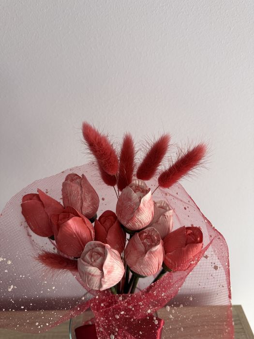 Ramo de tulipas vermelhas em gesso