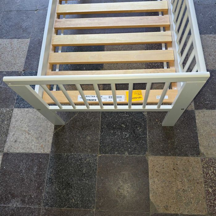 Cama de criança lacada a branco