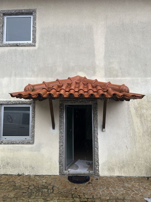 Telhado e apoio em madeira tratada…