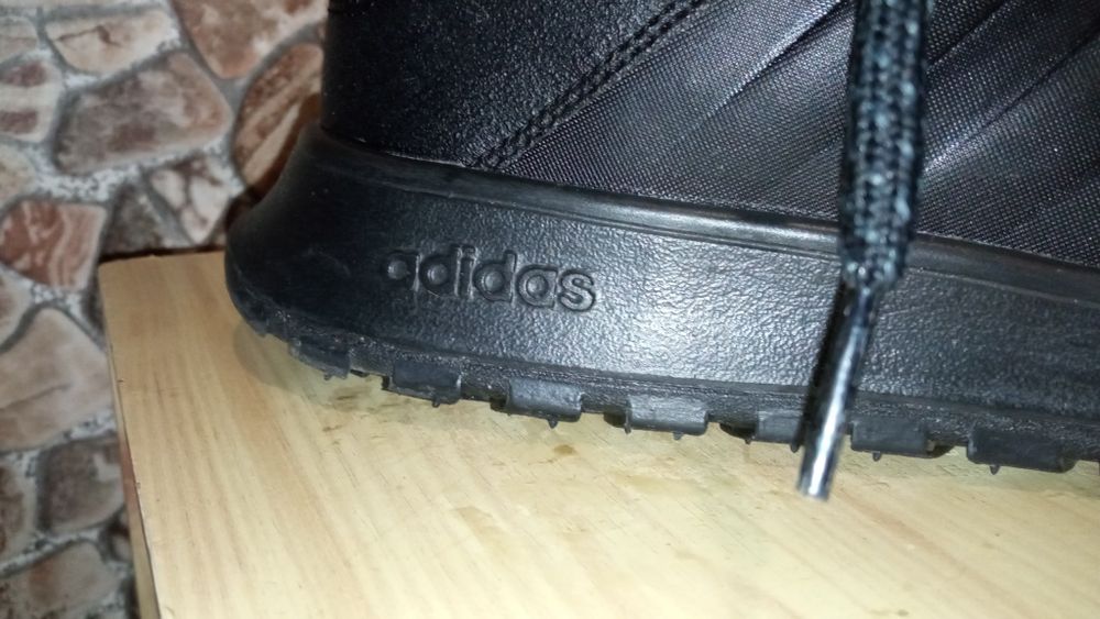 Продам Adidas в гарному стані 42