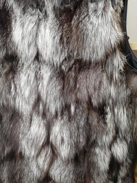 Меховая жилетка с чернобурки