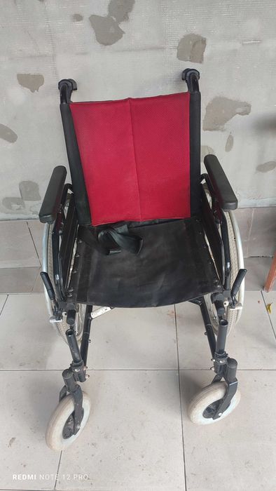 Коляска инвалидная без подножек с дополнительн. тормозом для помощника
