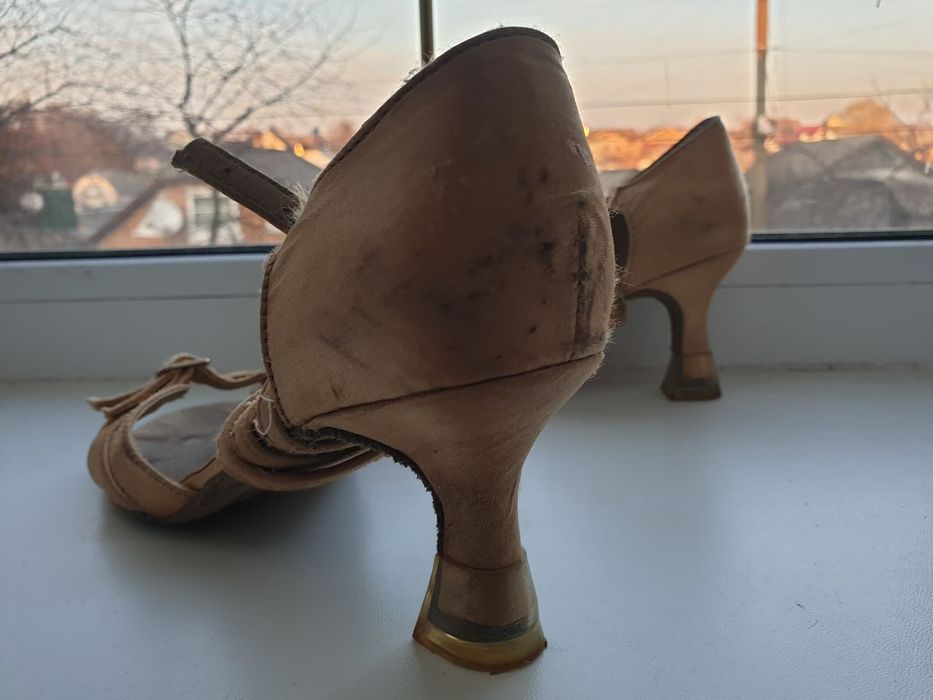 Бальні туфлі, латина