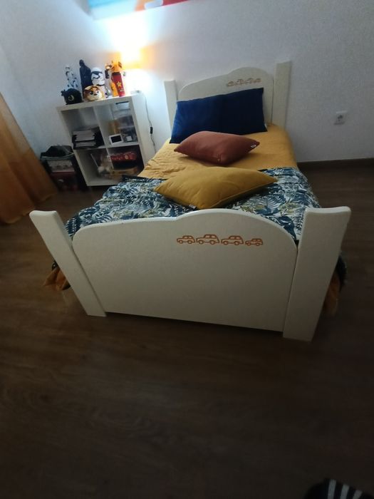 Cama individual (Inclui edredom, lençóis de cama e coberta)
