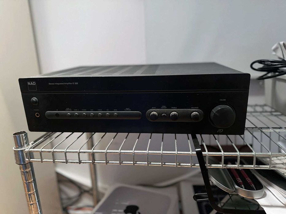 Amplificador Integrado NAD C 352 (80W RMS) - Excelente Estado