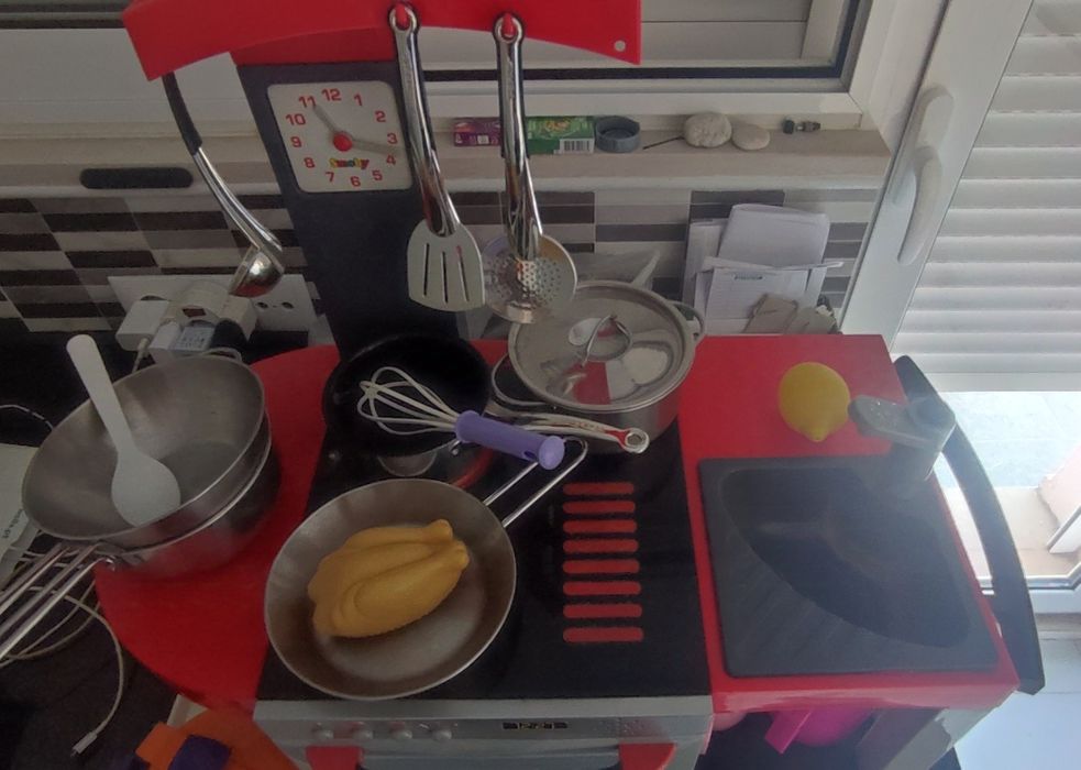 Cozinha de brincar com vários utensílios