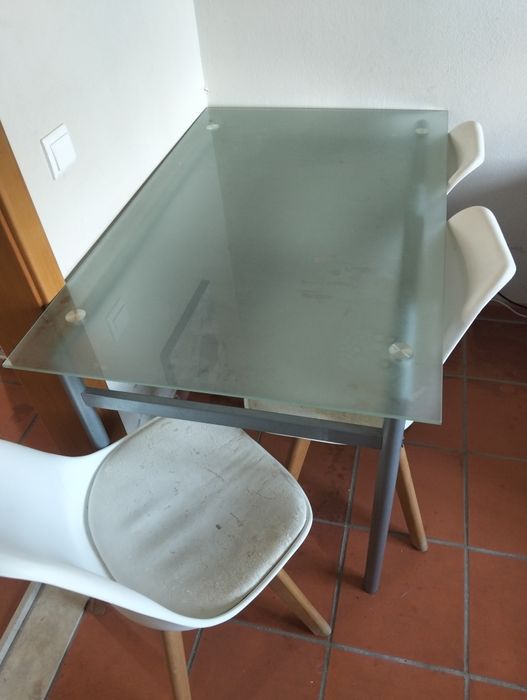 Mesa com tampo de vidro