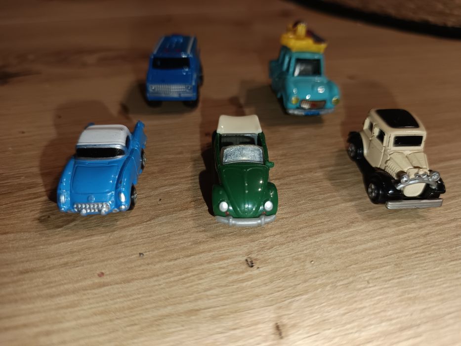 Zestaw 5 małych kultowych samochodzików  z Kinder joj