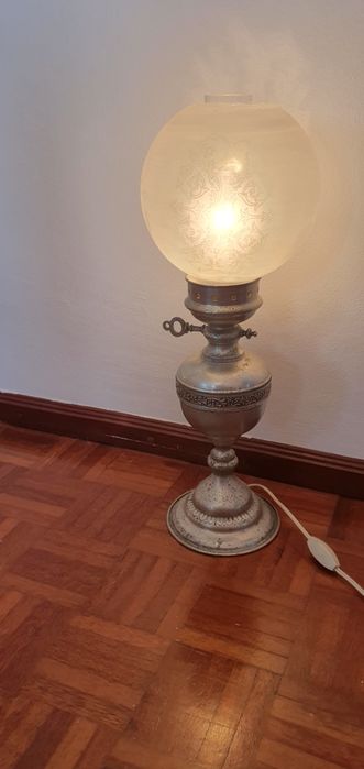 Candeeiro Antigo de Petróleo (Convertido a Elétrico) — Metal Britânia com Globo Gravado