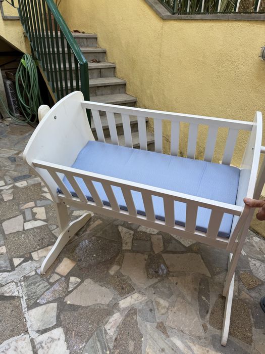 Berço de madeira e colchão