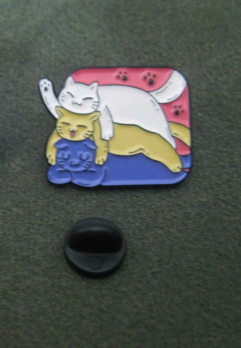 Pin Metalico de 3 Gatos a Brincar NOVO