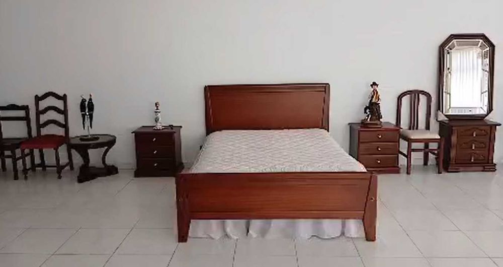 Móveis de madeira, candeeiros e fogões
