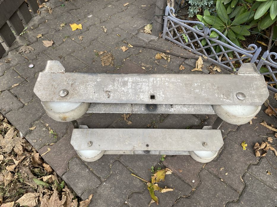 Solidny metalowy wózek transportowy na kołach – ciężki / przemysłowy