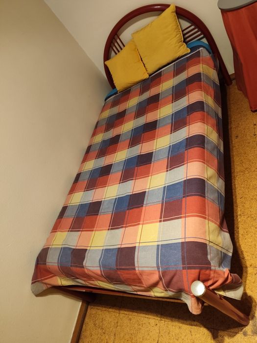 Cama de solteiro em ferro