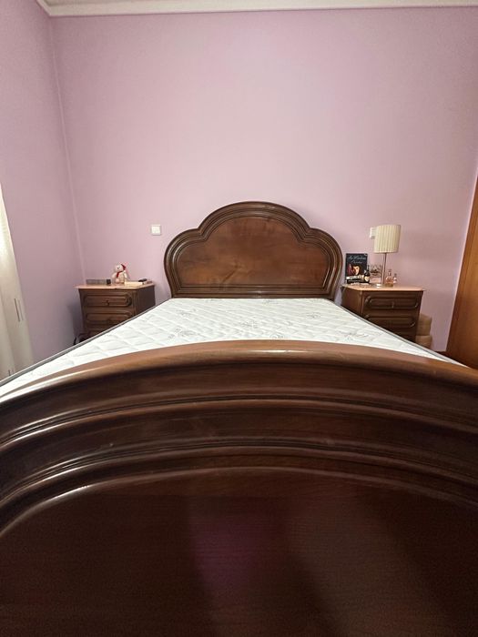Cama de casal em madeira