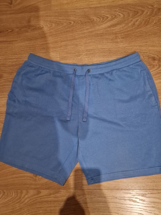 Krótkie niebieskie spodenki