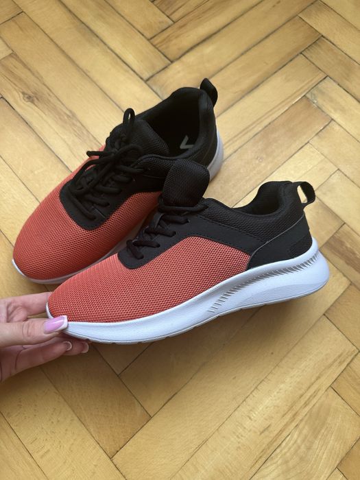 Нові кросівки на розмір 38