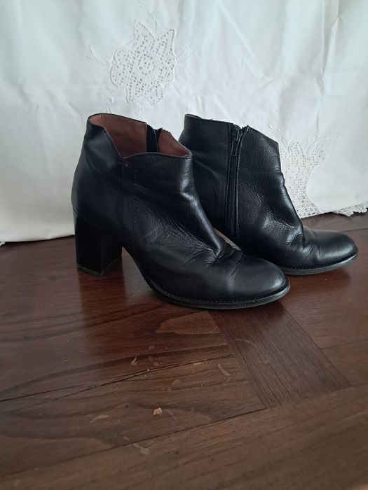 Botins pretos em pele