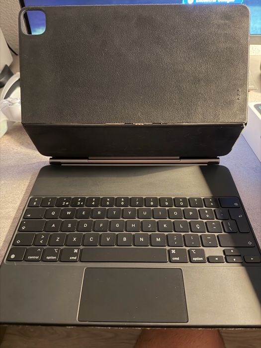 Apple iPad Pro 12.9” 4ª geração com Magic Keyboard