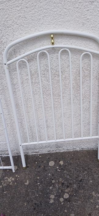 Cama de bebé com colchão em ferro