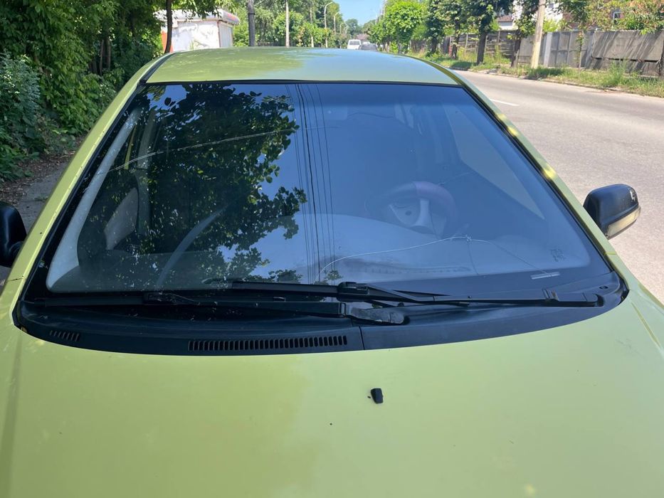 GEELY MK жовтого кольору