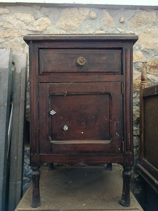 Lote de 17 Mesinhas de cabeceira para restauro.