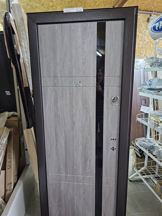 Продам двері вхідні.