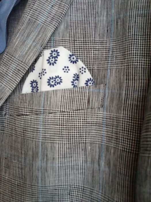 Szara marynarka z poszetką. M. Zara