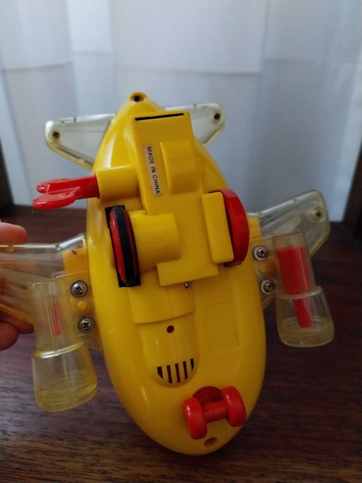 Avião de brincar e decorativo