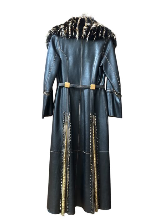 Пальто кожаное с воротником