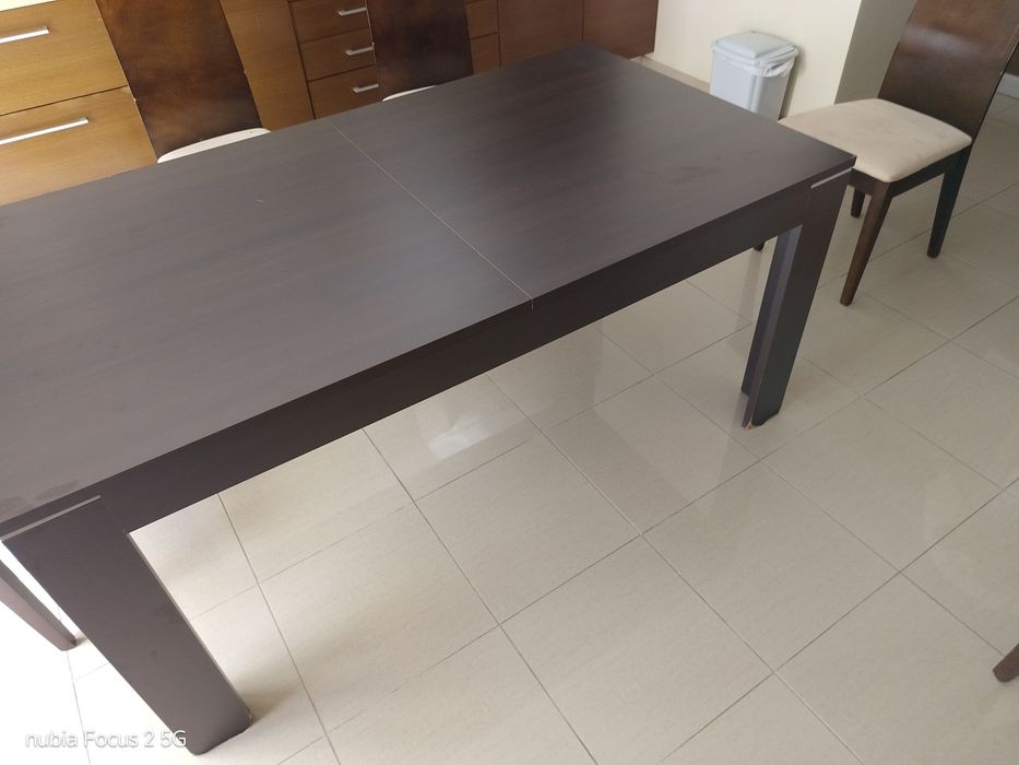 Mesa de refeicoes  extencivel com 6 cadeiras.