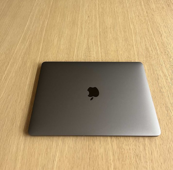 MacBook Pro 13.3" (2022)/ Apple M2 / 256GB / 16GB RAM + Magic Mouse