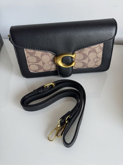 Mala com estampa e logo dourado em metal