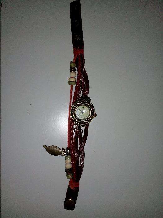 Bonito relógio funciona, de pulso tem pulseira junta