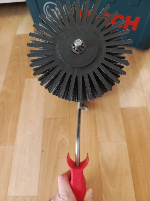 Wałek z kolcami do wylewki samopoziomującej