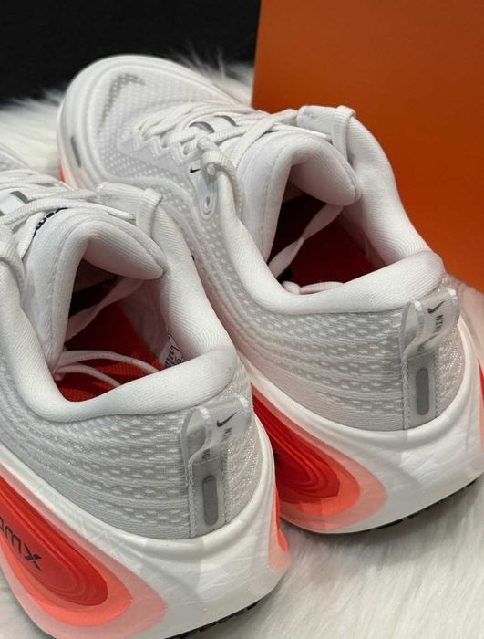 Nike_Vomero Plus White Fire Pink Hyper Crimson R.36