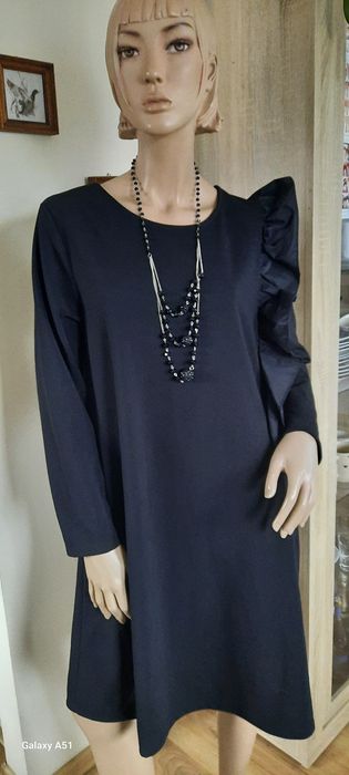 Elegancka sukienka z falbaną na ramieniu i z przodu