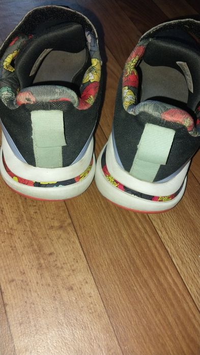 Продам кроссовки