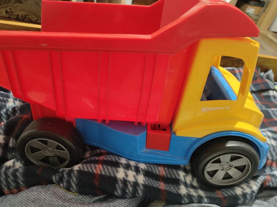 Самосвал  вантажівка велика машина  з откидним кузовом