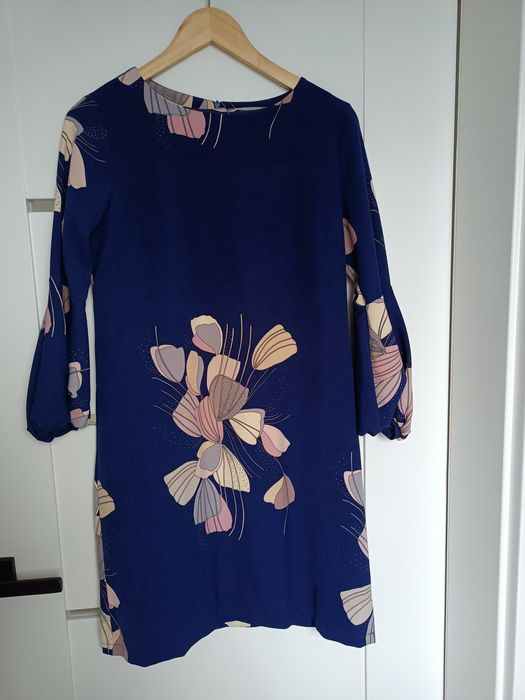 Granatowa sukienka w kwiaty