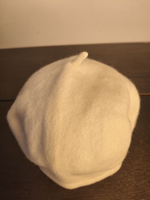 Biały mały beret ²⁰⁹