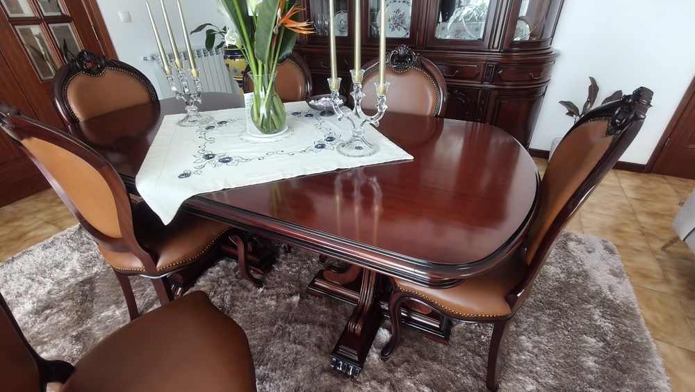 Conjunto Sala de Jantar Completo em Mogno – Mesa + 6 Cadeiras + Louceiro (Estado Impecável)