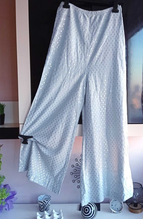 Błękitne spodnie w srebrny print 38