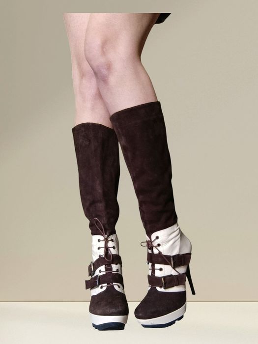 Замшеві сапожки на високих підборах