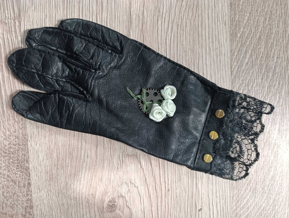 Rękawiczka dekorowana w stylu gotyckim
