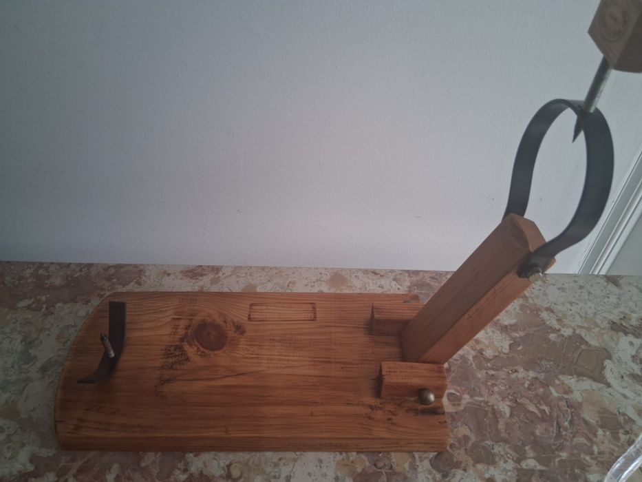 Suporte para presunto em madeira