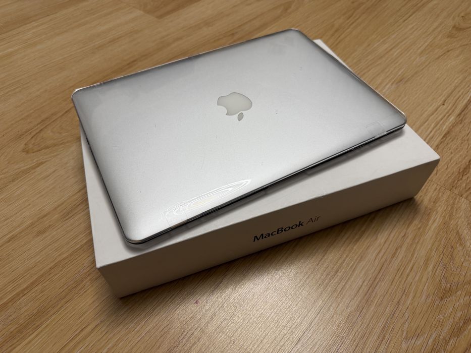 MacBook Air 13” A1466 i5 / 4GB RAM / 256 GB dysk SSD / macOS Catalina / pudełko / ładowarka / etui ochronne gratis